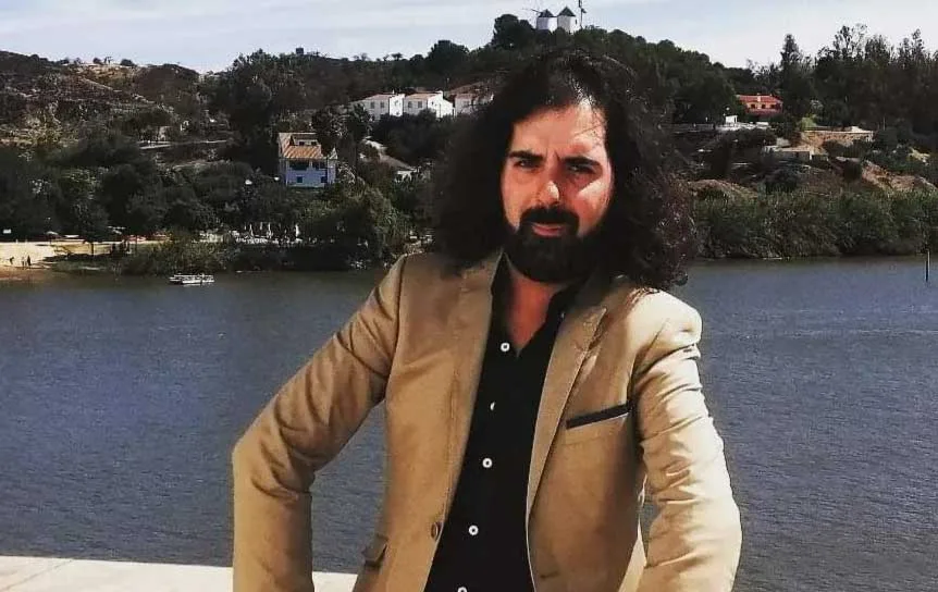 Entre em contato com João Correia, o Santo do Algarve
